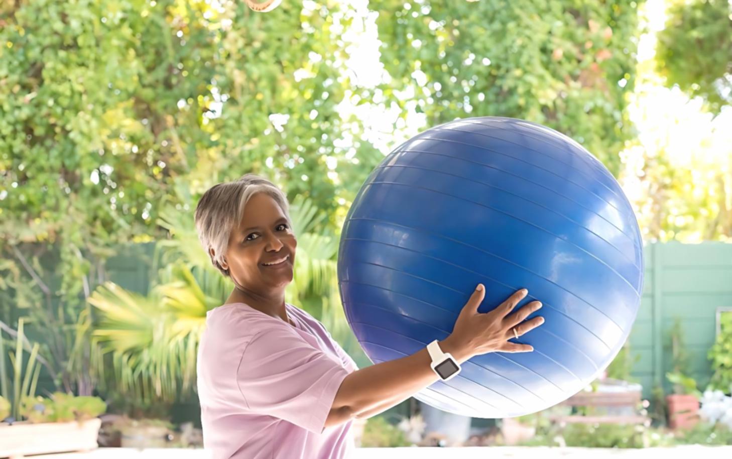 Sesión grupal de ejercicio para mayores en programa Feskram