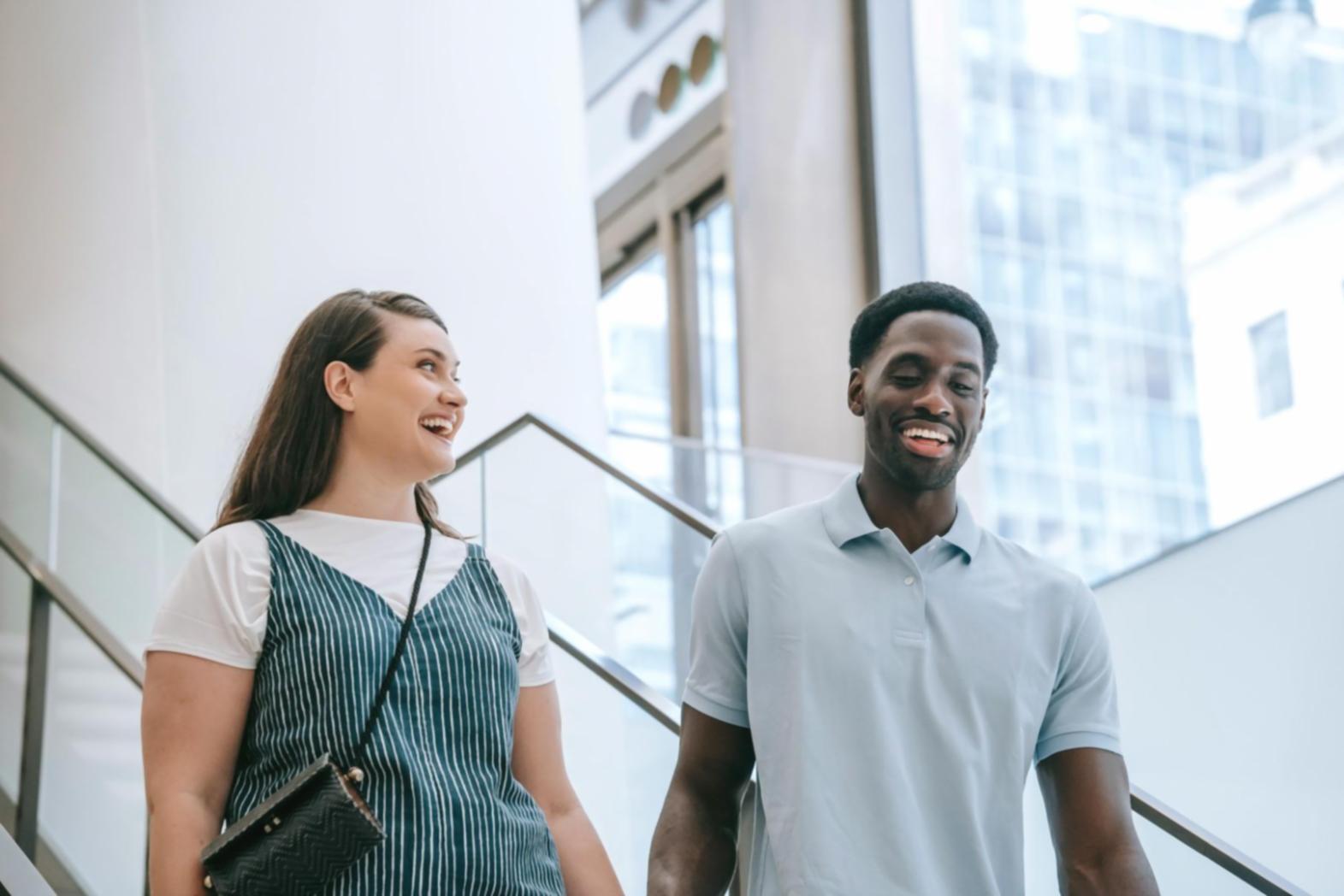 Instructor guiando sesión de movilidad para adultos mayores online
