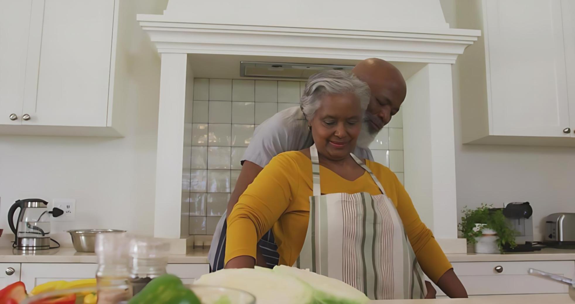 Instructora de Feskram trabajando con usuario mayor en ejercicios de equilibrio