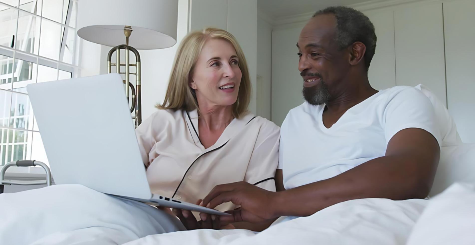 Persona mayor practicando ejercicios de movilidad guiados online por Feskram