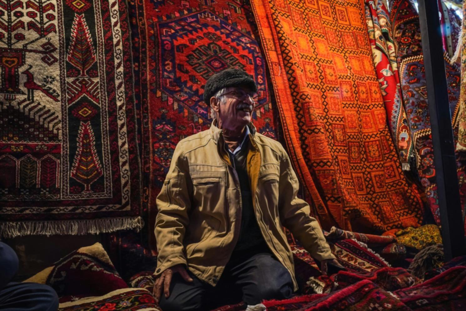 Personas mayores practicando ejercicio guiado en un entorno activo